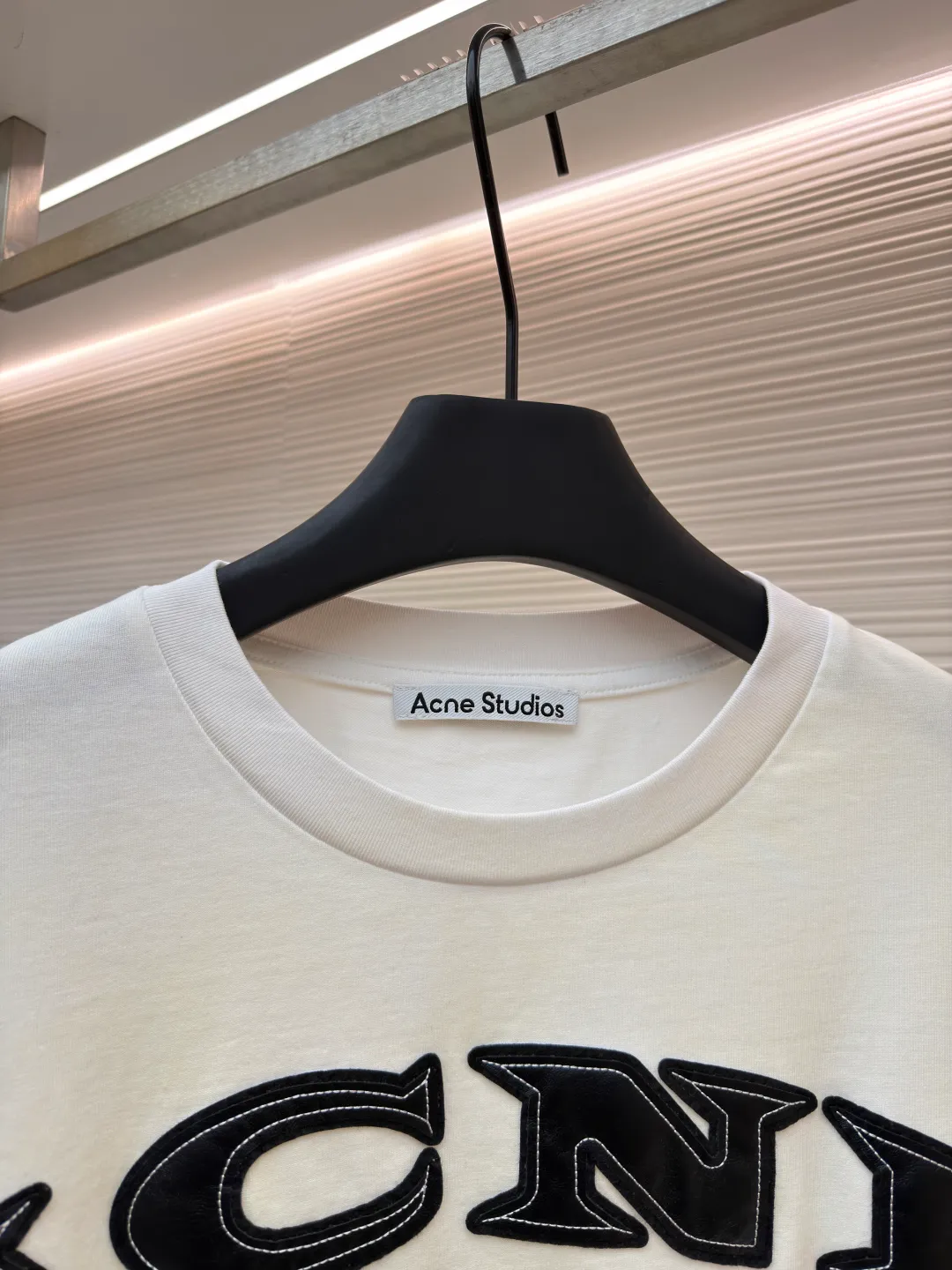 Acne Studios distressed logo short sleeves ●Original version: Purchased and developed for 4100 ●Item number: 1682357-A15 ●Fabric: soft plain weave fabric ●Technology: glue printing ●Color: white gradient ●Version: fitted version ●Weight: about 385 grams ●Size: S-M-L-XL ●Description: Customized elegant cotton double-ply soft plain weave fabric, soft and delicate, comfortable and close to the skin, with warm brown as the main color with grayscale It is unobtrusive but has an overwhelming aura. The ACNE GYM logo on the body is outlined with powerful brown lines. For Everyone is simple but contains profound meaning. The inadvertently smudged distressed effect meets the carrier of retro feelings, which is full of fashion tension, making every outfit a fashion feast. Adopting imported machine appliqué embroidery technology, using advanced computer control systems and precision mechanical components to achieve ACNE GYM appliqué embroidery operations, presenting an embroidery effect with both clarity and three-dimensionality. Glue printing is used. The printing has been modified three times with the film screen. Use glue liquid paint to print the pattern on the fabric. Bake the fabric to fix the gradient of the printed image and make it look old. By spraying dyes of different colors on the surface of the fabric, the clothes can show rich color changes under different lights. Increase the visual layering. The fabrics have been washed, have a better hand feel and texture, are not easy to deform, are not easy to shrink, are not easy to fade, and maintain long-term beauty. The overall wiring is straight and delicate, the fabric is comfortable and soft, and the color is consistent without color difference. It can be matched with the same style to create a fashionable look and control various occasions. Customized accessories, complete with three standards, same style for men and women!